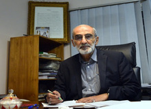 حسین شریعتمداری: اصلاح‌طلبان در ستادهای انقلابیون نفوذ کرده‌اند تا نگذارند به سود یک‌نفر انصراف بدهند/  چهار نامزد جبهه انقلاب باید به نفع نفر پنجم کنار بروند

