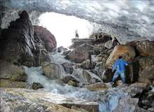 پیکر یکی از گردشگران از تونل برفی ازنا خارج شد
