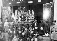 عکس سلفی با سقاخانه ۱۰۰ ساله بازار