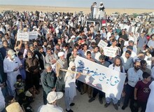 تجمع ‌مردم سیستان در بستر ‌خشکیده تالاب هامون برای مطالبه "حق‌آبه هیرمند"
