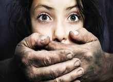 آزار و اذیت دختر جوان به بهانه مشاوره درسی/برای دیدن «کلکسیون کلاه و شکلات» به خانه مشاور رفت 