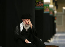 آیت الله خامنه ای در مراسم عزاداری شب عاشورا در حسینیه امام خمینی حاضر شدند
