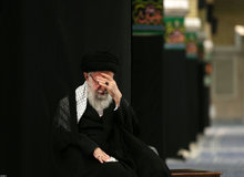آیت الله خامنه ای در مراسم عزاداری شب عاشورا در حسینیه امام خمینی حاضر شدند
