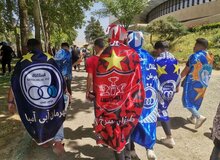  تعدادی از بانوان هوادار استقلال و پرسپولیس آمده بودند تا شاید بتوانند وارد ورزشگاه شوند / این افراد با دستور عوامل انتظامی مجبور شدند اطراف ورزشگاه را ترک کنند