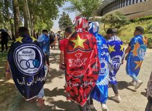  تعدادی از بانوان هوادار استقلال و پرسپولیس آمده بودند تا شاید بتوانند وارد ورزشگاه شوند / این افراد با دستور عوامل انتظامی مجبور شدند اطراف ورزشگاه را ترک کنند