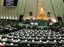 نمایش پلاکارهای سازماندهی شده نمایندگان مخالف FATF در صحن علنی
