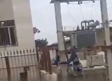 فیلم / سارقی که برای سرقت ترانس برق اقدام کرده بود در اثر برق‌گرفتی خشک شد!
