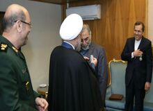 تصویری از  شهید فخری زاده در حال دریافت نشان خدمت برجام+عکس