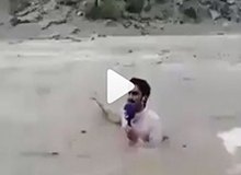 فیلم | ‏خبرنگار هندی روی دست حسینی بای زد!