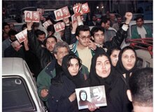 راهپیمایی هواداران فروهر در اعتراض به قتل او در خیابان انقلاب تهران/  ماجرای عریان کردن اجساد در جنایت فجیع قتل های زنجیره ای