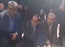خاک پاشیدن به صورت وزیر آموزش و پرورش + فیلم