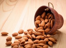 جوهر بادام تلخ چین و چروک صورت و آکنه را برطرف می‌کند