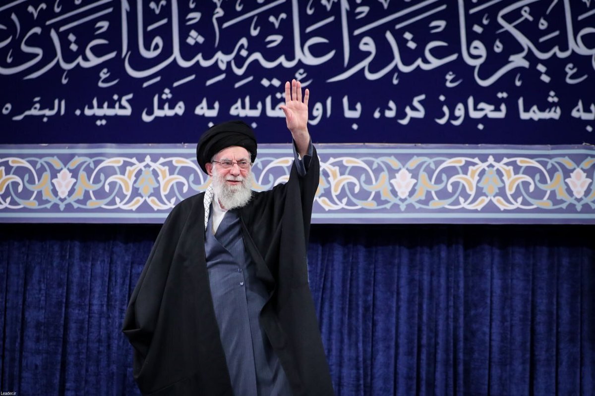 آیه معنادار نصب شده در محل دیدار امروز رهبری/ هرکس به شما تجاوز کرد، با او مقابله به مثل کنید + عکس