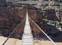  شب گذشته افرادی ناشناس  با باز کردن اتصالات پل دره خزینه اقدام به تخریب آن کردند /  پل گردشگری دره خزینه با طول ۱۱۲ و ارتفاع ۸۵ متر بزرگترین پل معلق خاور میانه شناخته می شود