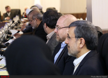 علامت پیروزی احمدی نژاد در جلسه امروز مجمع تشخیص مصلحت نظام+ تصاویر