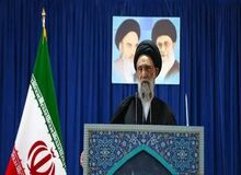 امام جمعه اصفهان: جای تأسف دارد که در کشورهای اسلامی به رئیس جمهور آمریکا، هدیه داده می شود