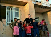 علی دایی یک روستای زلزله زده را می سازد

