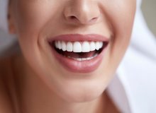 ۶ روش خانگی و ساده برای سفید شدن دندان‌ها 