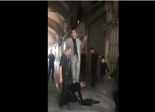 استفاده یک مداح از عزاداران به عنوان صندلی و سکو /فیلم مداحی عجیب
