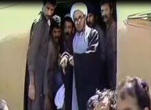 خلخالی در هنگام تحویل دادن جنازه های سوخته در سفارت آمریکا: براتون شکلات آوردم/ FILM