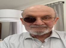 اولین تصویر از سلمان رشدی ۶ ماه پس از حمله