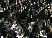 یک نماینده مجلس: ما مسئولان 30 تا 50 درصد حقوق خود را کاهش دهیم
