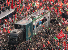 خودروی تشییع رهبر شهید هرشب در یکی از میادین تهران