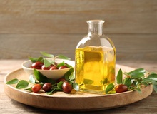 ۹ خاصیت شگفت انگیز روغن جوجوبا/ از درمان اگزما تا کاهش چین و چروک های پوست+طریقه مصرف