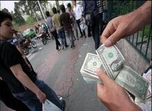 گفت و گو  با دلار فروشان میدان فردوسی / صرافی ها، دولتی هایی که دلار پتروشیمی دارند و بانکی ها قیمت دلار را افزایش می دهند / افزایش قیمت ارز از طریق فضای مجازی اعلام می شود 
