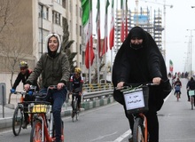 خبرگزاری وابسته به حوزه: اینکه «فائزه هاشمی» در دهه ۷۰ از بین این همه ورزش سراغ دوچرخه سواری زنان رفت «مشکوک» است