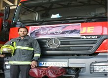 ماجرای جالب فداکاری یک آتش‌نشان در دل سیلاب
