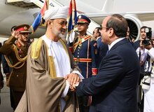 سفر سلطان عمان به مصر و وساطت میان تهران و قاهره
