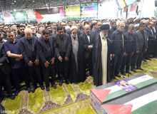 دلجویی آیت الله خامنه ای از فرزند شهید هنیه پس از اقامه نماز +فیلم