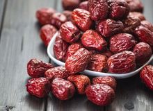 ۱۶ خاصیت عناب برای سلامت؛ از کمک به سم‌زدایی از خون تا کمک به درمان کبد