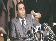 صادق قطب‌زاده: به زودی انشاءالله شاه را به ایران بر می گردانیم/ من حکم‌های انفصال از خدمت کارکنان تلویزیون را صادر کردم و حقوق آن‌ها را هم قطع کردم