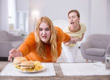 چگونه مبتلایان به کبد چرب دست از پرخوری بردارند؟
