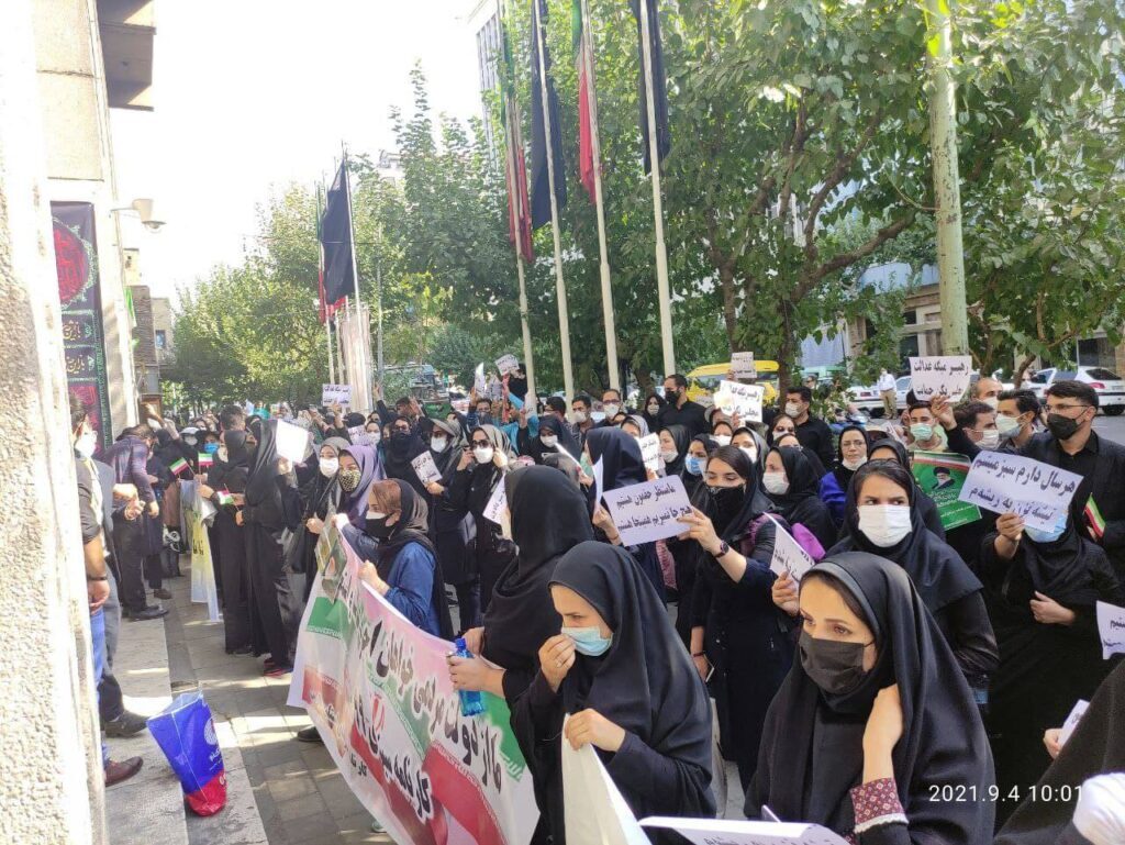 شلیک گاز اشک آور توسط پلیس به تجمع کارنامه سبزها/ برخی زنان حاضر در مقابل ساختمان آموزش و پرورش بیهوش شدند