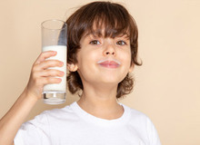 شیر کم‌چرب برای کودکان بهتر است یا پرچرب؟