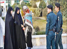 ماجرای دختر فقیری که به شوق دیدار «تتلو» اشک می ریخت و مسئولانی که  فکر گره روسری زنان هستند