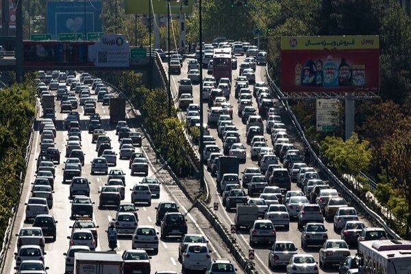 ترافیک پرحجم و سنگین در اکثر معابر و بزرگراه‌های تهران