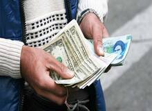 حضور ماموران انتظامی قیمت دلار را پایین آورد
