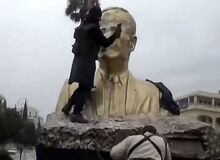 سرنگونی مجسمه حافظ اسد در ساحل طرطوس+فیلم