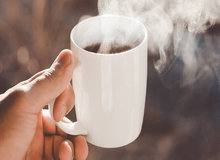 قهوه یا چای؛ کدام برای سلامت استخوان‌ها پس از یائسگی بهتر است؟