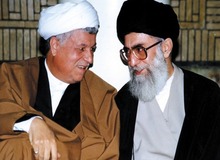 روایت هاشمی رفسنجانی از نحوه درمان آیت الله خامنه ای با طب سوزنی؛ خانم دکتر کره ای سوزن ها را به دست ها، پاها و کتف ایشان می زد