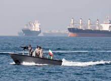 کشتی اسکورت شده آمریکا در تنگه هرمز هدف قرار گرفت / تصاویر موقعیت کشتی زمین گیر شده