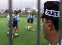 هفت تیر کشی بازیکن فوتبال به سمت مربی برای بازی نکردن

