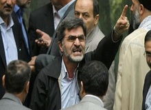 کوچک زاده بود که در مجلس فریاد زد «مرگ بر فریدون»