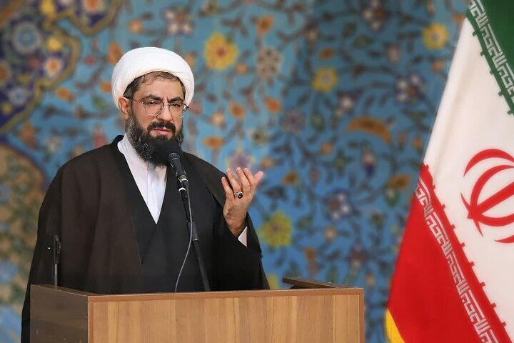 امام جمعه همدان: محل زندگی پهلوی را با رهبر انقلاب مقایسه کنید تا همه چیز روشن شود/ مراسم های ختم باید اصلاح شود؛خوردن غذا در خانه صاحب عزا کراهت دارد