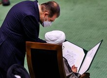 آیت الله جنتی در هنگام امضاء سوگندنامه ابراهیم رئیسی+عکس 