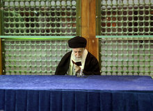 تصویری از رهبرانقلاب در حال قرائت قرآن بر مزار آیت‌الله هاشمی رفسنجانی
